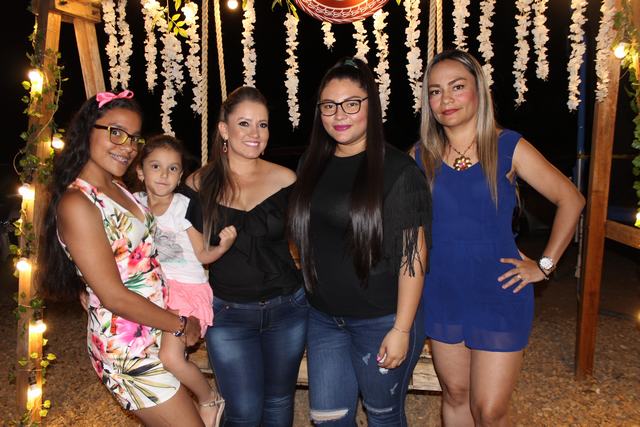 Juliana Lamilla, Isabella Celada Pedroza, la cumpleañera Mónica Andrea Pedroza, Pilar Collazos Lavao, Lina Lamilla.